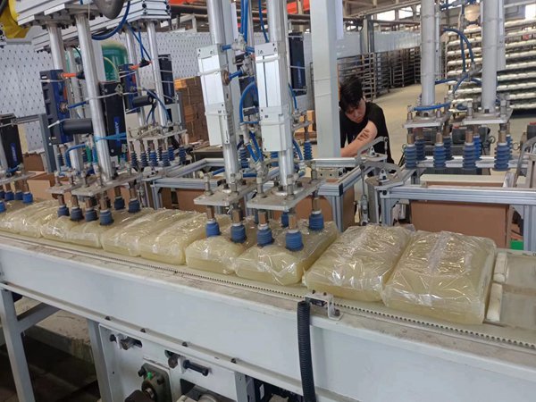 AGƽ̨ÓÎÏ·´óÌü_AGÕæÈ˹ú¼ÊÌü°áÔËÂë¶âÉú²úÏßͼƬ ÏäÌå×Ô¶¯°áÔËÂë¶âÉú²úÏßչʾ