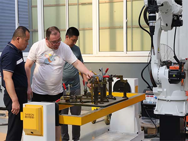 工业机械人生产线在车架焊接中的应用 工业机械人生产线在车架焊接中的应用